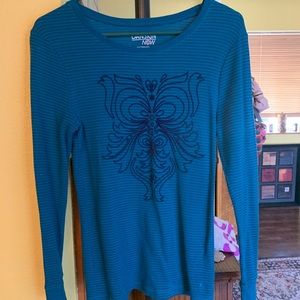 Long Sleeve T Shirt color is the second picture